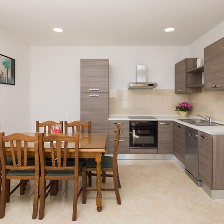 אומיס Sandy Beach Apartment מראה חיצוני תמונה