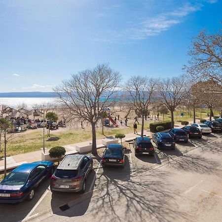 אומיס Sandy Beach Apartment מראה חיצוני תמונה