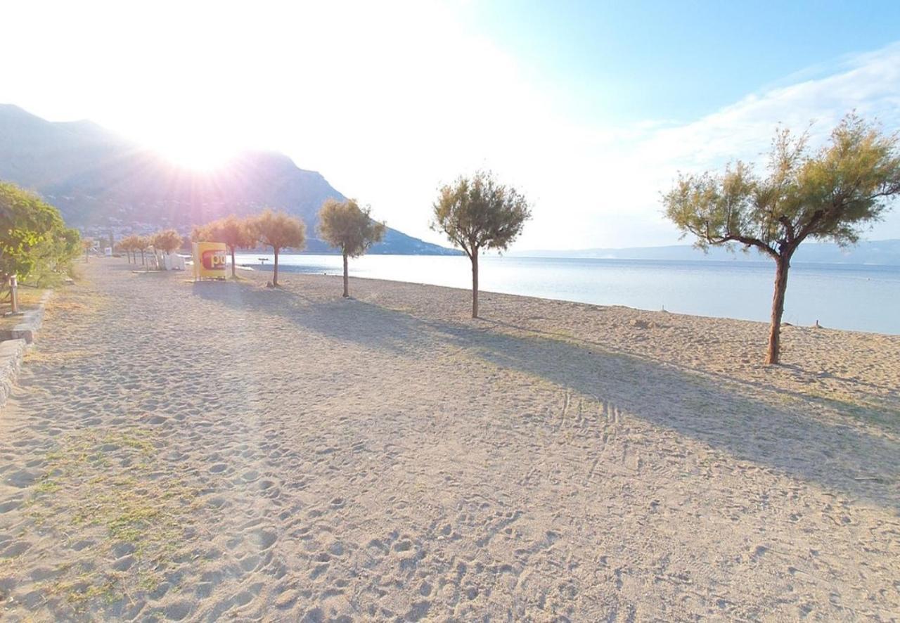 אומיס Sandy Beach Apartment מראה חיצוני תמונה