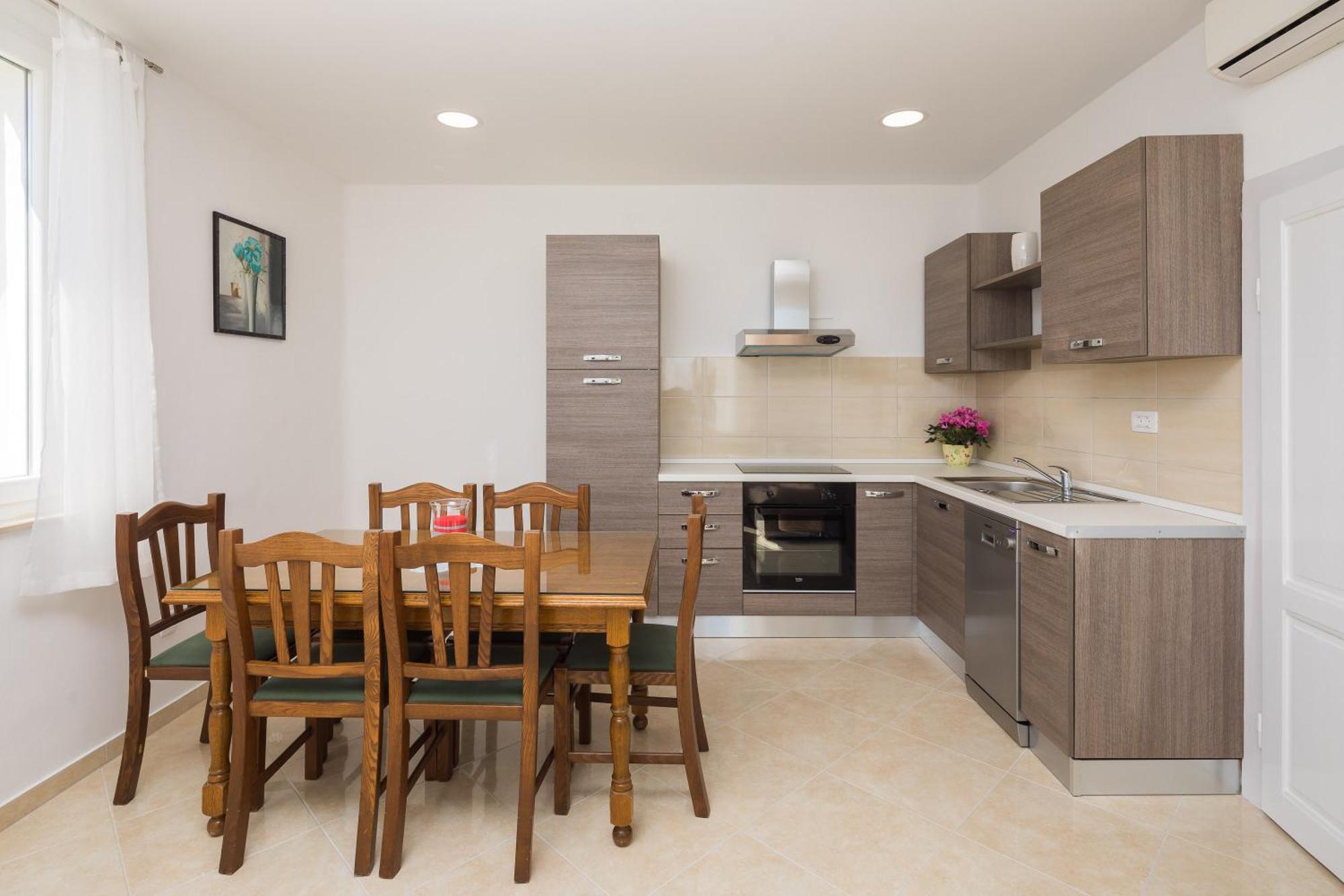 אומיס Sandy Beach Apartment מראה חיצוני תמונה