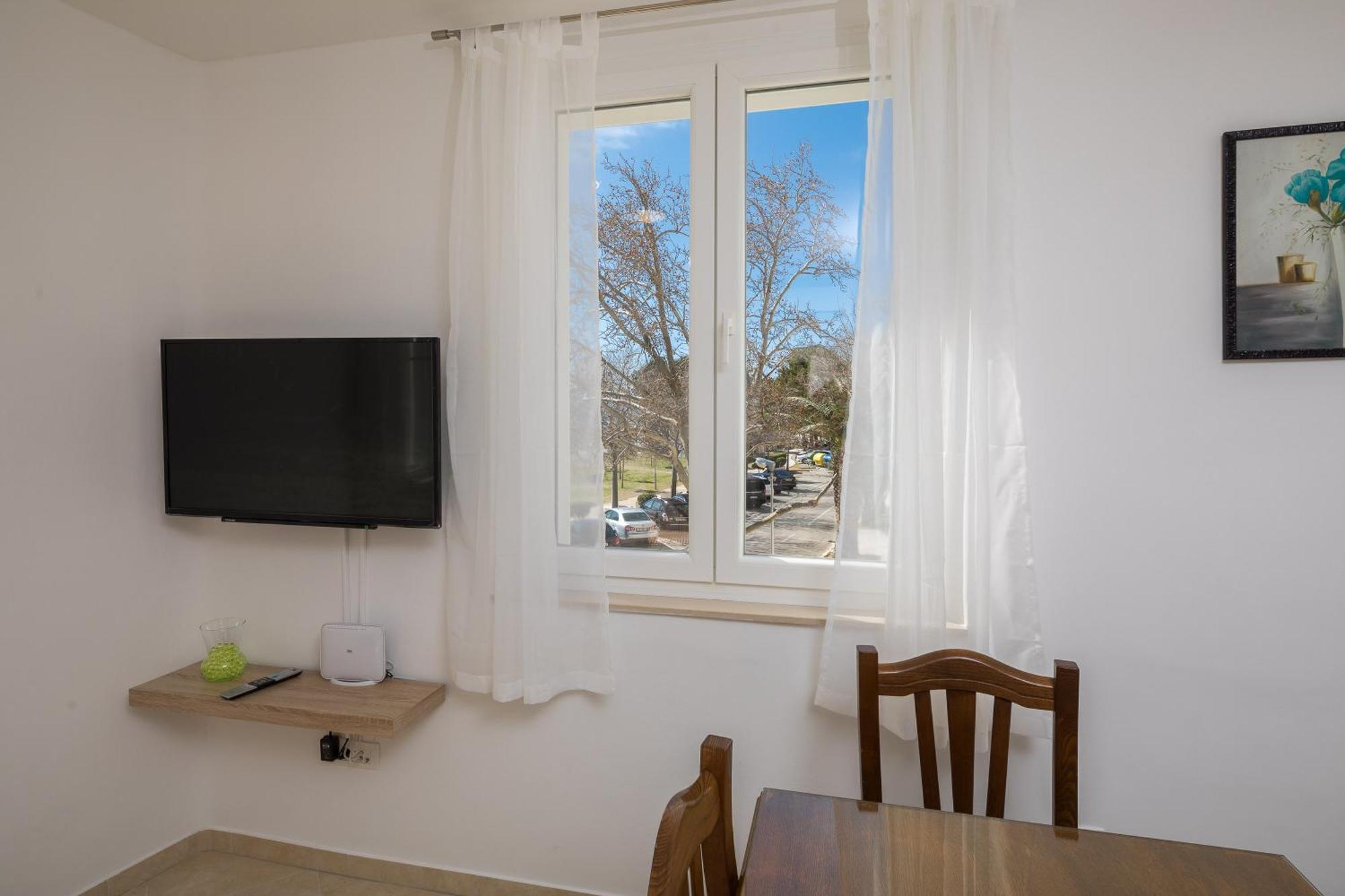 אומיס Sandy Beach Apartment מראה חיצוני תמונה