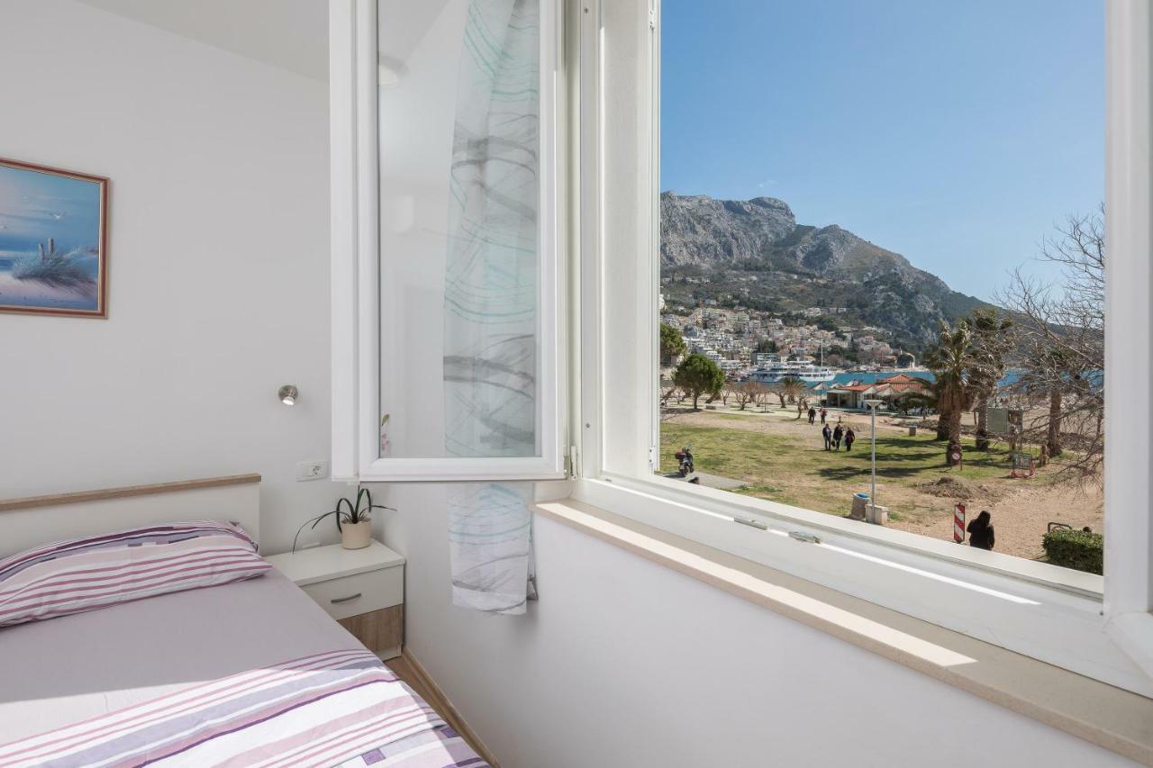 אומיס Sandy Beach Apartment מראה חיצוני תמונה