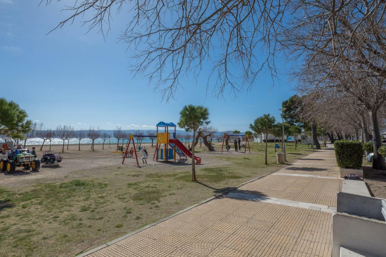 אומיס Sandy Beach Apartment מראה חיצוני תמונה