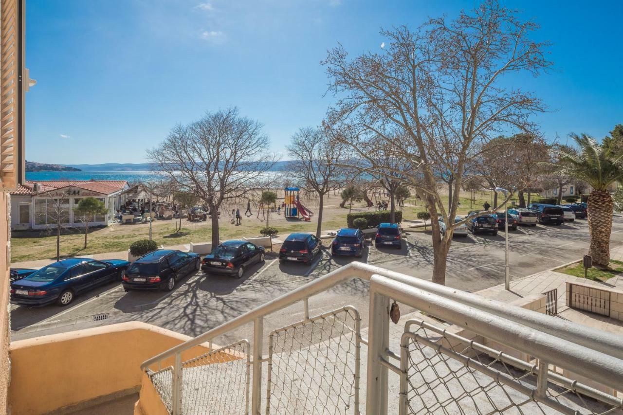 אומיס Sandy Beach Apartment מראה חיצוני תמונה