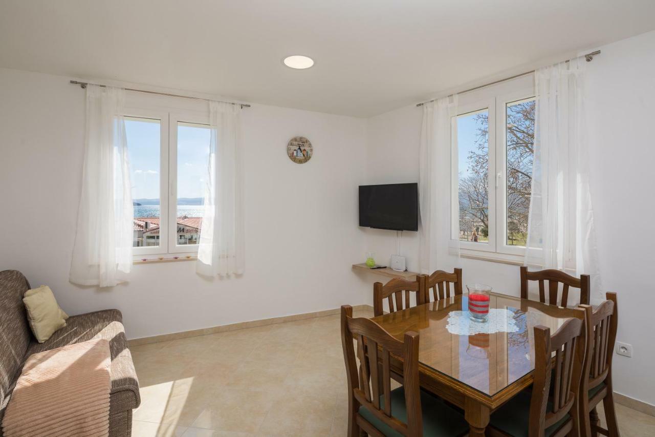 אומיס Sandy Beach Apartment מראה חיצוני תמונה