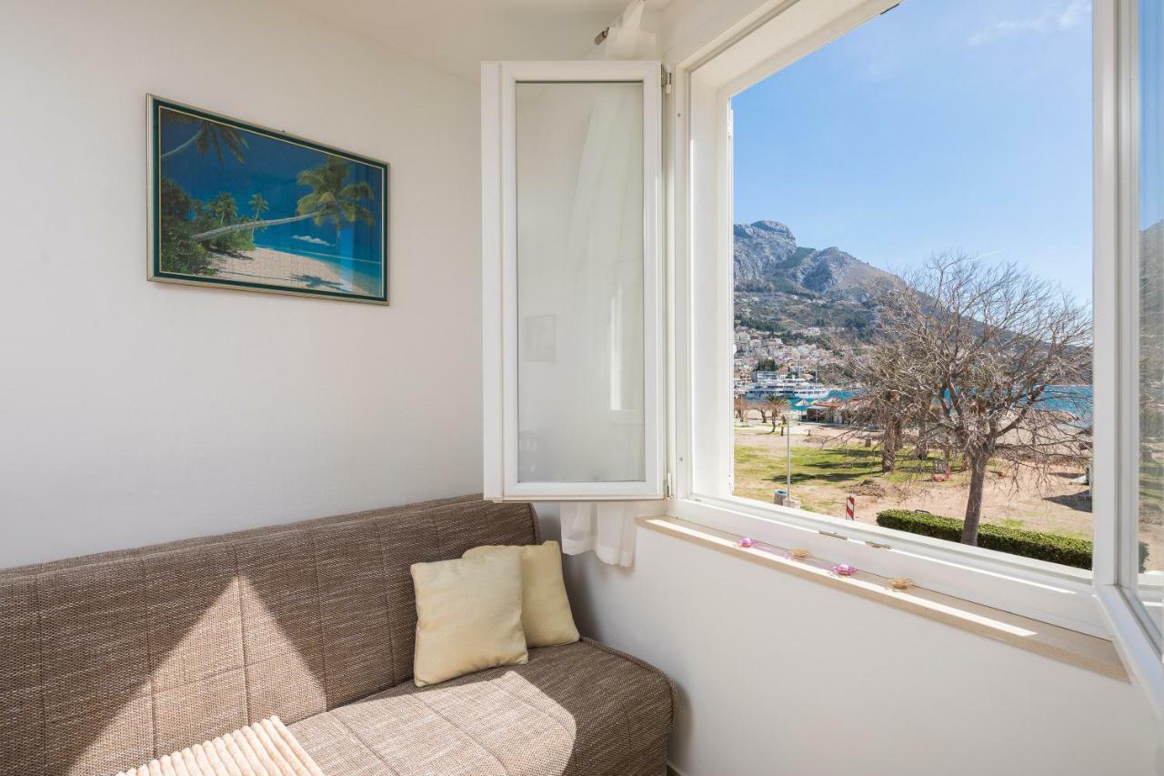 אומיס Sandy Beach Apartment מראה חיצוני תמונה