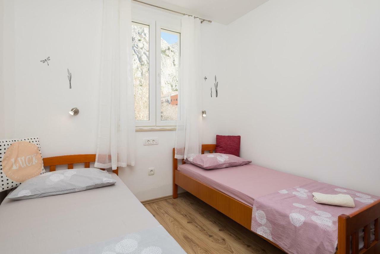 אומיס Sandy Beach Apartment מראה חיצוני תמונה