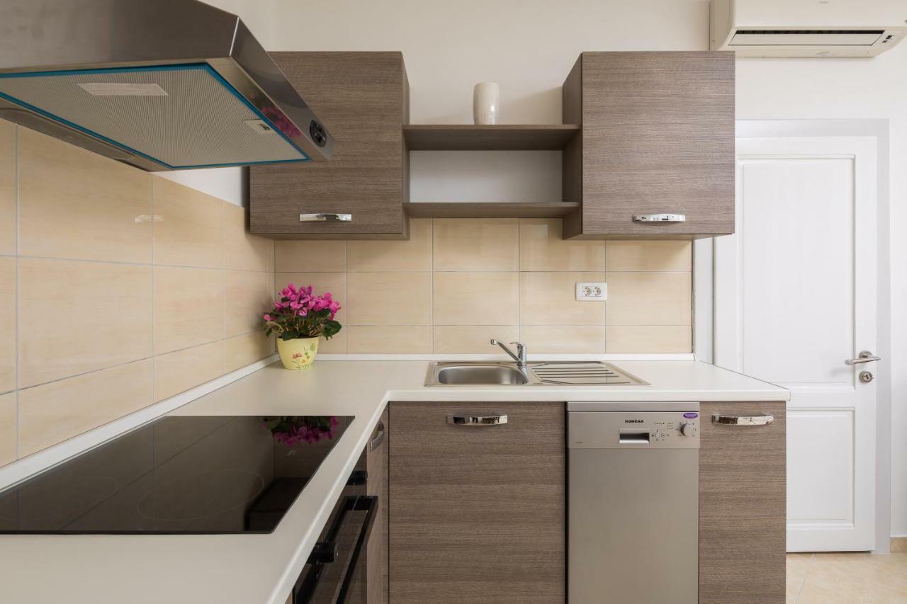 אומיס Sandy Beach Apartment מראה חיצוני תמונה
